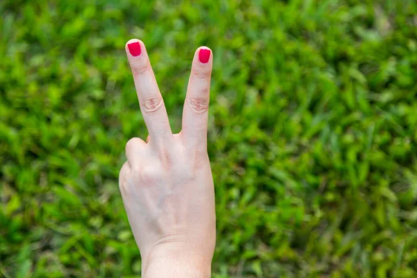 Femme Main Avec Ongle Rouge Montrent Signe Paix Numéro Deux — Photo