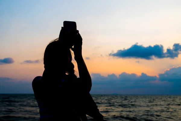 Imagem Silhueta Mulher Tomando Selfie Durante Pôr Sol Fundo — Fotografia de Stock