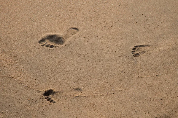 Impronta Del Piede Padre Figlio Sullo Sfondo Della Spiaggia — Foto Stock