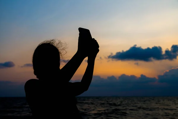 Imagem Silhueta Mulher Tomando Selfie Durante Pôr Sol Fundo — Fotografia de Stock