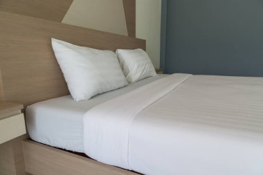 Güzel beyaz, temiz ve modern yatak odası arka planı