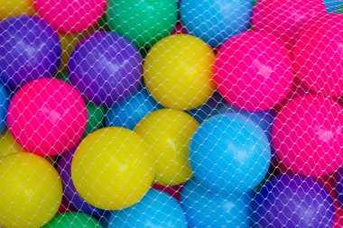 Beyaz ağ örtüsü veya ağ torbası, arkaplan için renkli top koyun