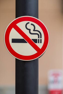 Halka açık alanda sigara içilmiyor