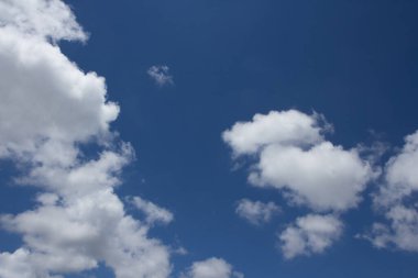 Mavi gökyüzünde beyaz kabarık bulutlar