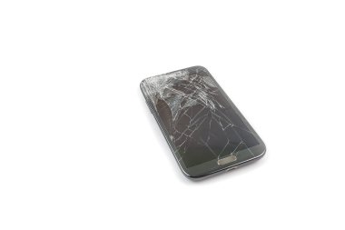 Zemine akıllı telefon düşüşü ve beyaz arka planda izole edilmiş kırık ekran hasarı