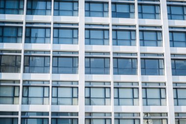 Beyaz bina arkaplanının pencereleri