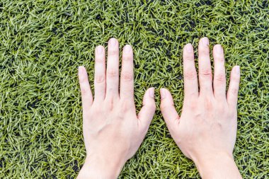 kız eli futbol sahasında çimenlerin üzerinde