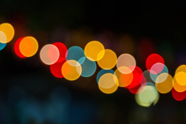 Koyu bir arkaplan karşısında Bokeh rengi