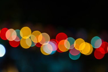 Koyu bir arkaplan karşısında Bokeh rengi
