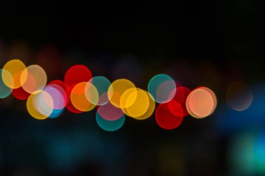 Koyu bir arkaplan karşısında Bokeh rengi