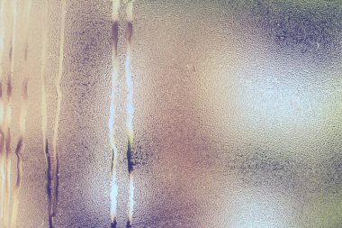 Yeşil arka planda cam üzerine su damlaları