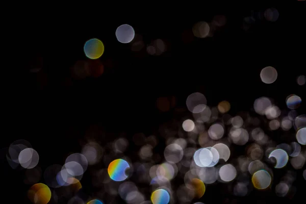 Siyah arkaplan üzerindeki soyut bokeh dokusu