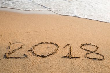 2018 plaj arka planındaki kuma yazılmış bir mesaj.