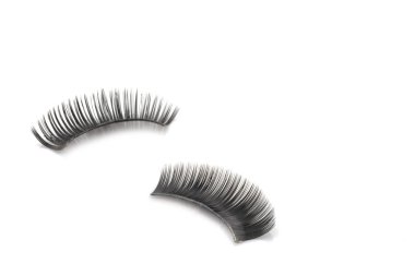 Beyaz arka planda izole edilmiş takma kirpikler.