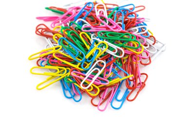 Beyaz arkaplanda izole edilmiş renkli ataçlar