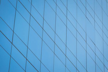 Mavi cam pencereli modern ofis binası