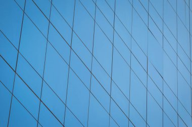 Mavi cam pencereli modern ofis binası