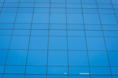 Mavi cam pencereli modern ofis binası