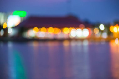 Güzel bulanık şehir ışıkları bokeh etkisi ile su arka plan üzerinde yansıyan