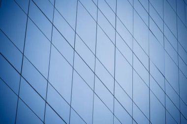 Mavi cam pencereli modern ofis binası