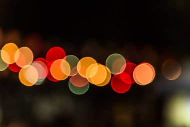Koyu bir arkaplan karşısında Bokeh rengi