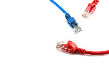Ağ internet kablosu beyaz arkaplanda izole edildi