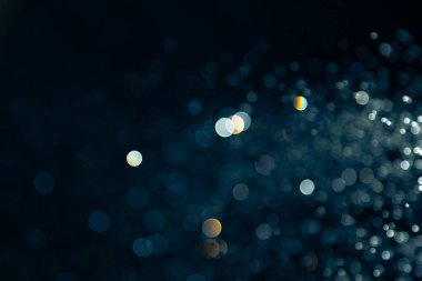 Eskitilmiş bulanık bokeh siyah arkaplana odaklanamadı