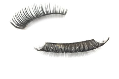 Beyaz arka planda izole edilmiş takma kirpikler.