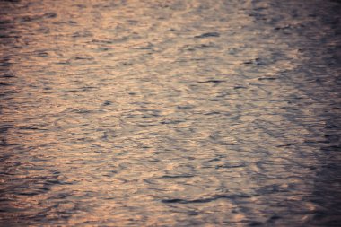 Güzel su dalgası desenli günbatımı. Güzel harmonik yapısı ve yansımaları var.