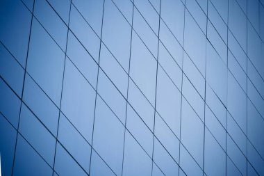 Mavi cam pencereli modern ofis binası