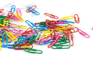 Beyaz arkaplanda izole edilmiş renkli ataçlar