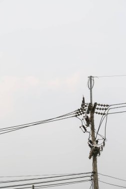 açık gökyüzü arka planına sahip elektrik direği