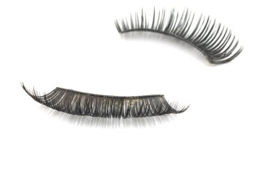 Beyaz arka planda izole edilmiş takma kirpikler.