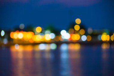 Güzel bulanık şehir ışıkları bokeh etkisi ile su arka plan üzerinde yansıyan