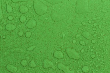 Yeşil arkaplanda su damlaları