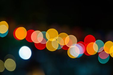 Koyu bir arkaplan karşısında Bokeh rengi