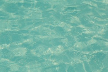 Güneşi yansıtan mavi havuz suyu