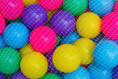Beyaz ağ örtüsü veya ağ torbası, arkaplan için renkli top koyun