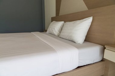 Güzel beyaz, temiz ve modern yatak odası arka planı