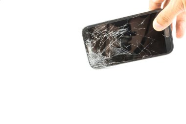 Zemine akıllı telefon düşüşü ve beyaz arka planda izole edilmiş kırık ekran hasarı