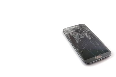 Zemine akıllı telefon düşüşü ve beyaz arka planda izole edilmiş kırık ekran hasarı