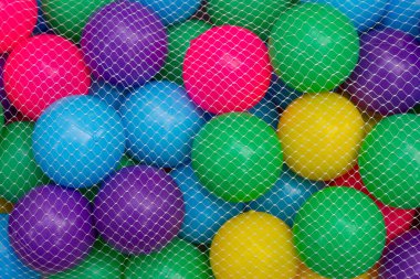 Beyaz ağ örtüsü veya ağ torbası, arkaplan için renkli top koyun