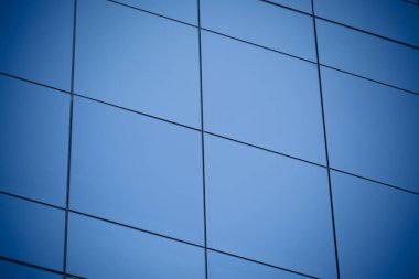 Mavi cam pencereli modern ofis binası