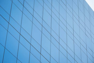 Mavi cam pencereli modern ofis binası