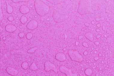 Pembe Arkaplanda Su Damlaları