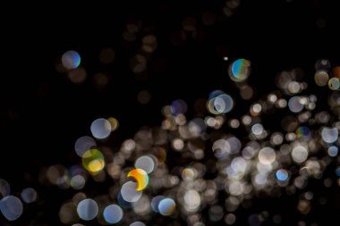 Siyah arkaplan üzerindeki soyut bokeh dokusu