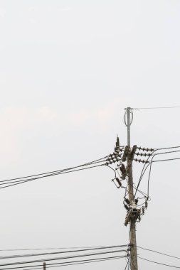açık gökyüzü arka planına sahip elektrik direği