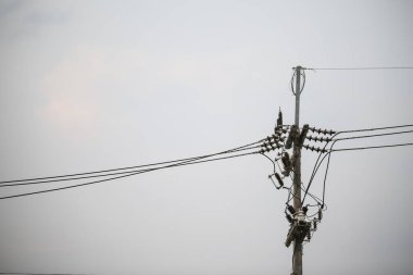 açık gökyüzü arka planına sahip elektrik direği