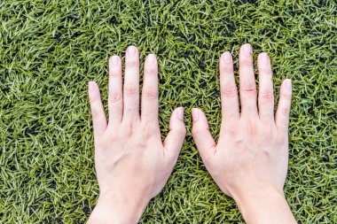 kız eli futbol sahasında çimenlerin üzerinde