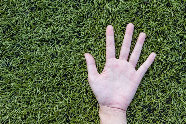 Meisje Hand Voetbalveld Gras Achtergrond — Stockfoto